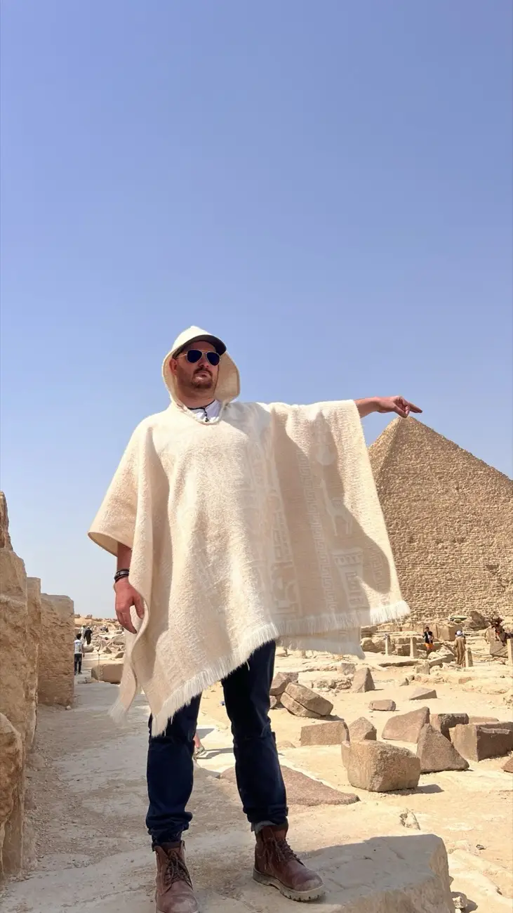 Jonas hält verspielt die Cheops-Pyramide zwischen den Fingern