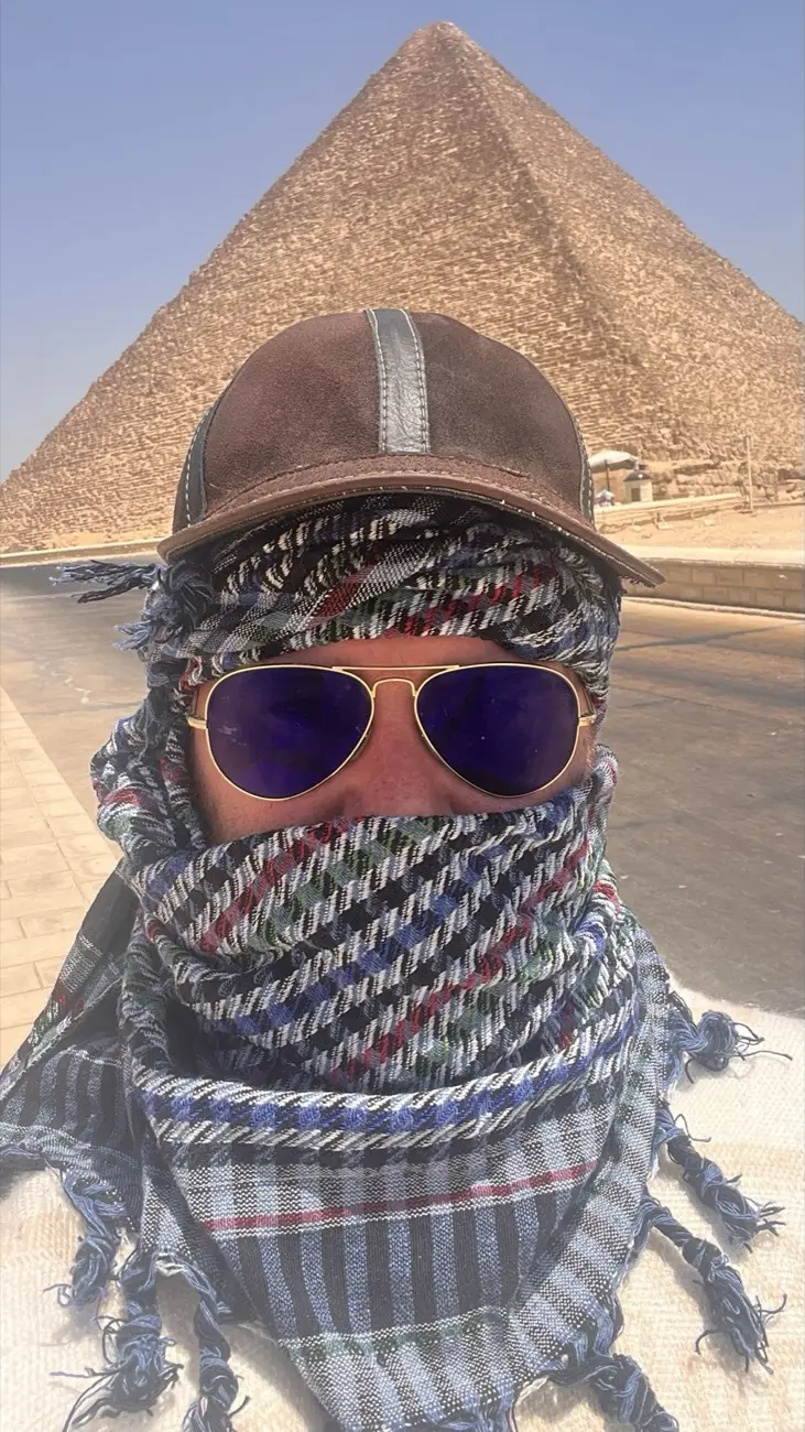 Jonas vor der Cheops-Pyramide, Ägypten