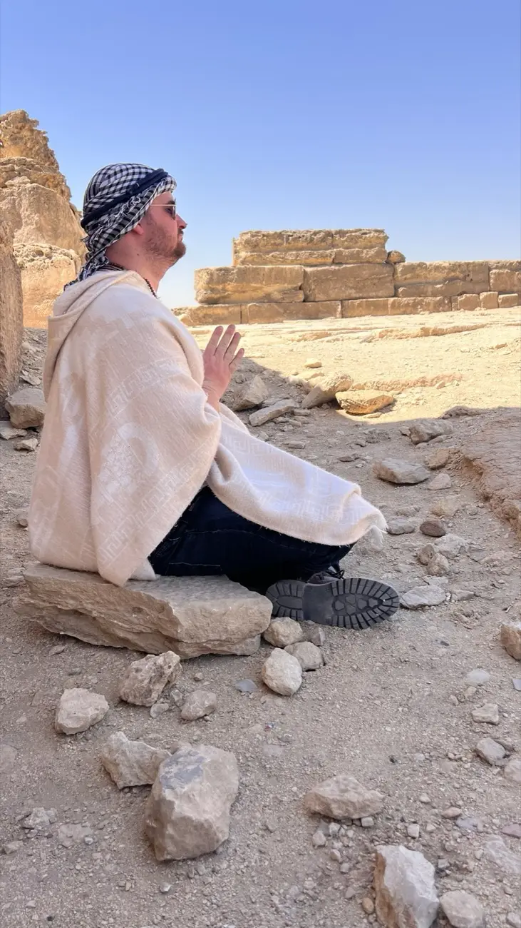 Jonas im Gebet an den Gräbern vor den Pyramiden